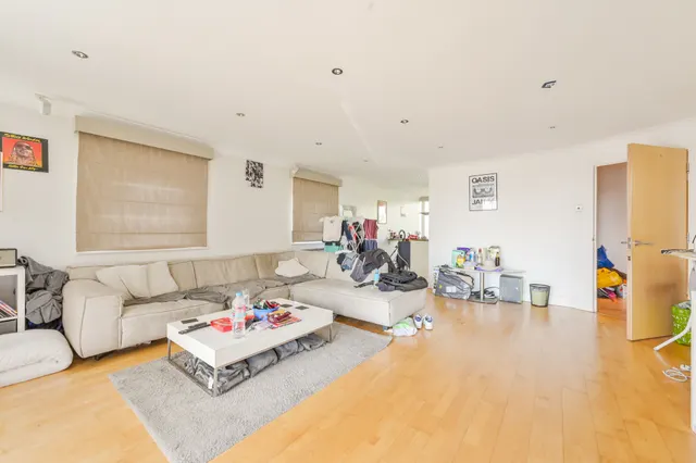 61 Holland Gardens, Brentford, photo 1