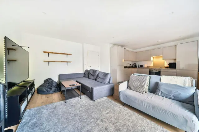 Photo 3 — Royal Crescent Road, Royal Crescent Apartments, SO14