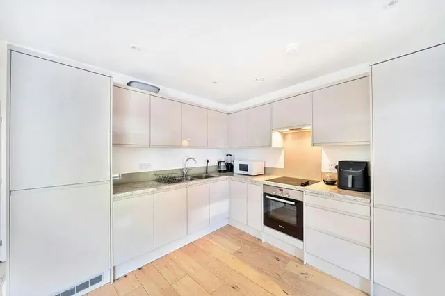 Photo 2 — Royal Crescent Road, Royal Crescent Apartments, SO14