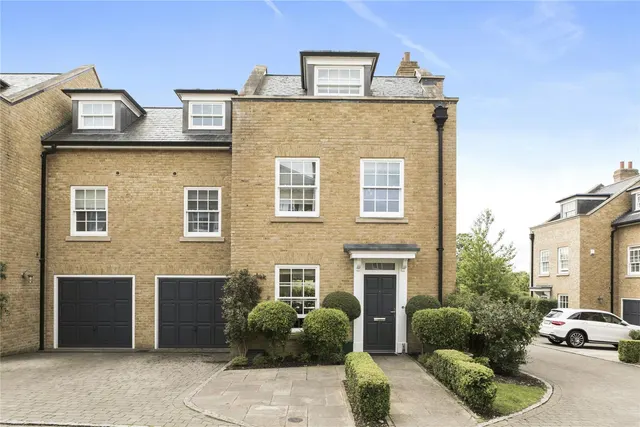 4 bedroom house — The Grove, Guildford Road, Effingham, Surrey, KT24