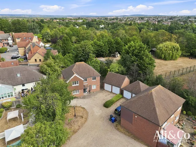 Photo 2 — Henry De Grey Close, Grays, Essex, RM17 5GH