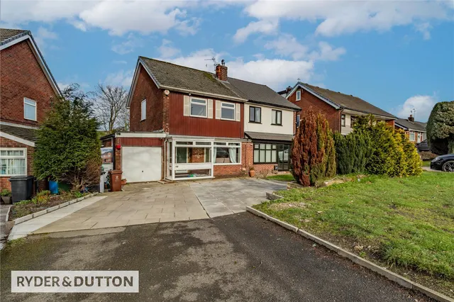 Broadway, Royton, OL2, photo 1