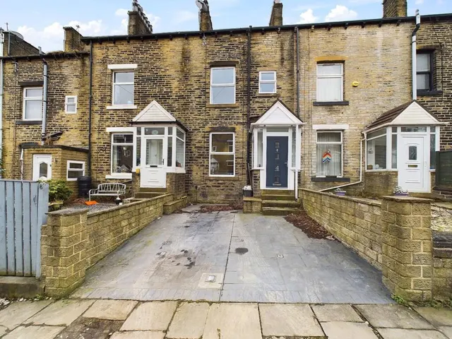 Savile Parade, Halifax, HX1, photo 1