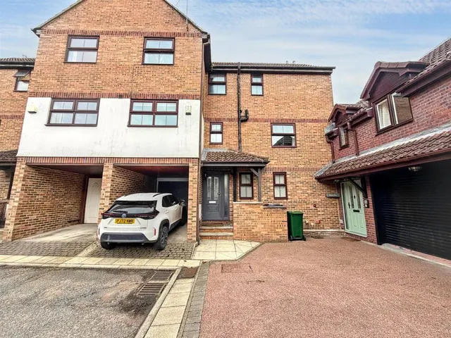Wharfe Court, Silsden, Keighley, BD20 0QD, photo 1