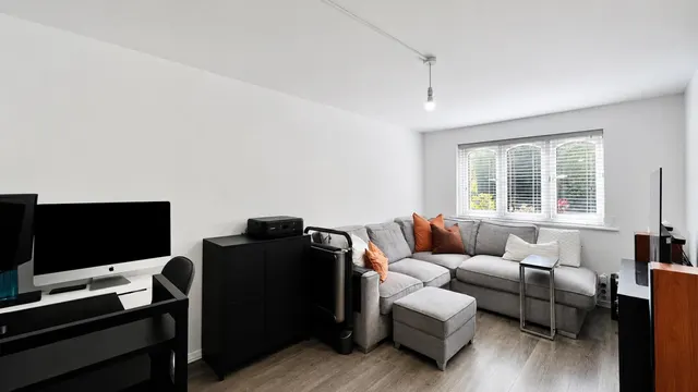 bed Apartment For SaleHarewood Terrace, Norwood Green, UB2, photo 2