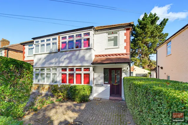Strodes Crescent, Staines-upon-Thames, TW18, photo 1