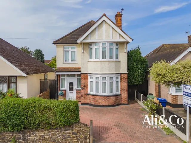 Heathview Road, Grays, Essex, RM16 2RS, photo 1