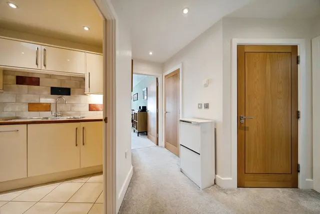 High Street, Addlestone, KT15, photo 2