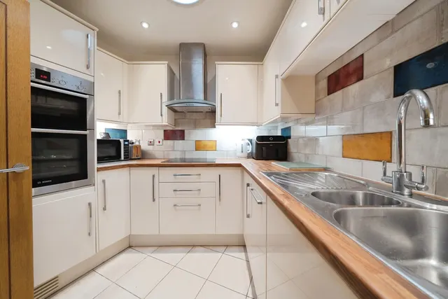 High Street, Addlestone, KT15, photo 3