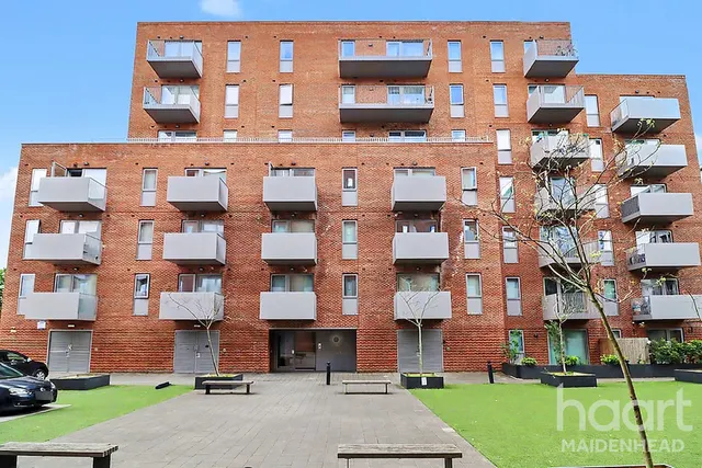 Peterfields Avenue, Slough, SL2, photo 1