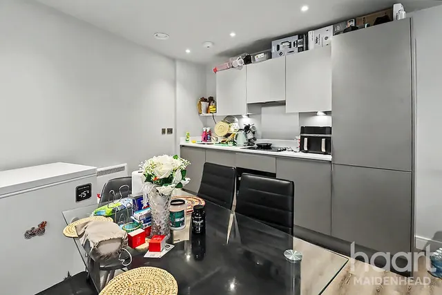 Peterfields Avenue, Slough, SL2, photo 2