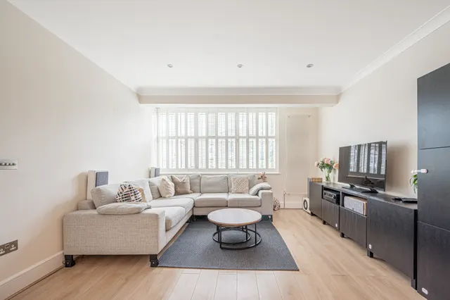 Photo 3 — 149 Chanctonbury Way, London