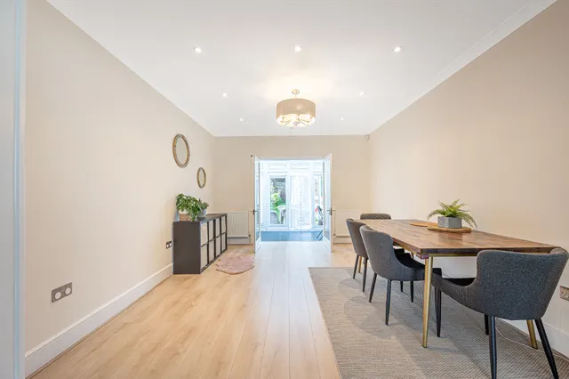 Photo 2 — 149 Chanctonbury Way, London