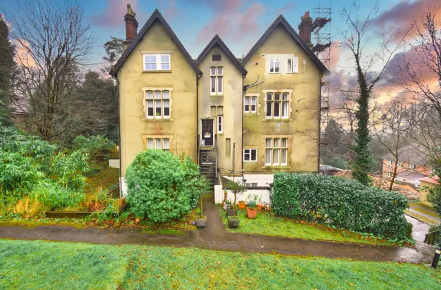 Raglan Road Reigate, photo 1