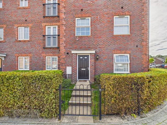 Capua Court, Forge Wood, RH10, photo 1
