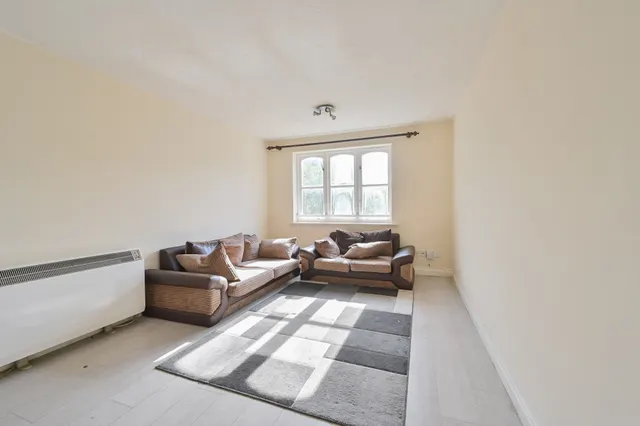 Photo 3 — 12 Roedean House, Exeter Close, Watford