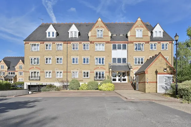 12 Roedean House, Exeter Close, Watford, photo 1