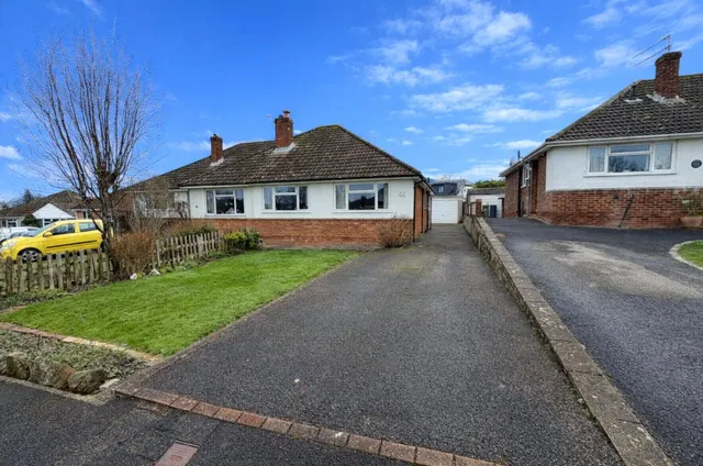 Orchard Close, Normandy, Guildford, Surrey, GU3 2ET, photo 1