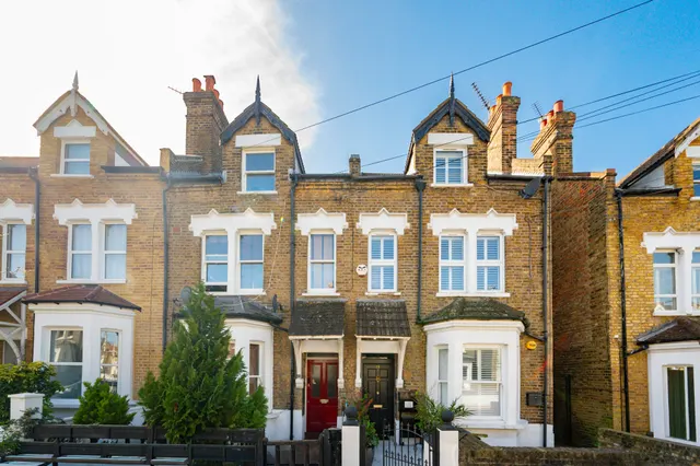 25 Dempster Road, London, photo 1