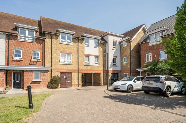 Kingfisher Drive, Maidenhead, photo 1