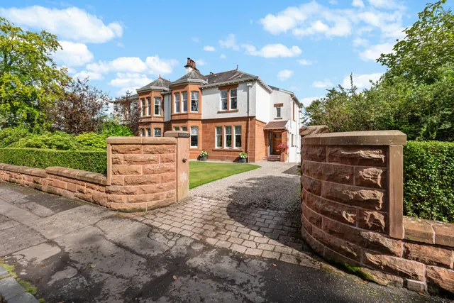 The Grove, Giffnock, photo 1