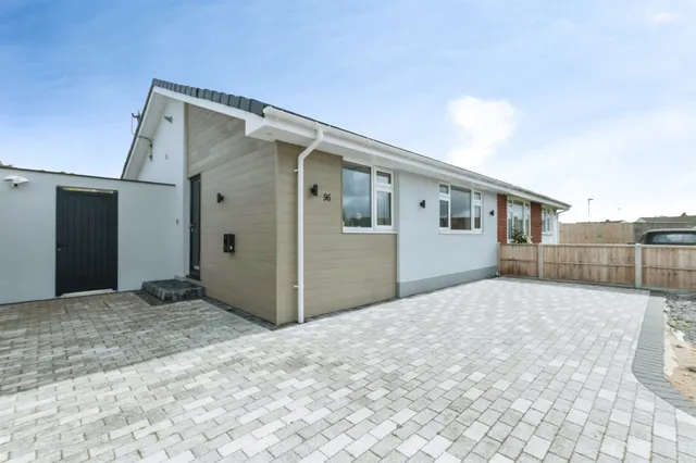 Uplands Road, West Moors, FERNDOWN, photo 1