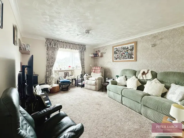Off Lynton Walk, Rhyl, LL18, photo 2