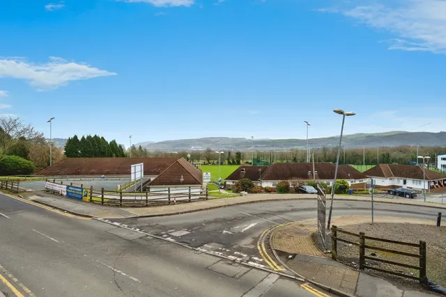 Meadow Bank, Llandarcy, SA10, photo 2