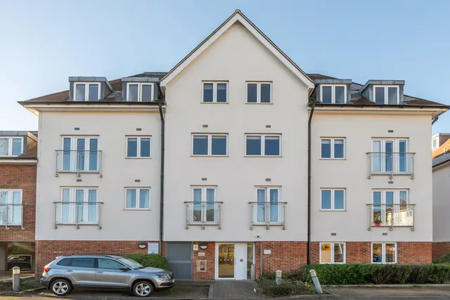 Pembroke Road, Ruislip, HA4, photo 1