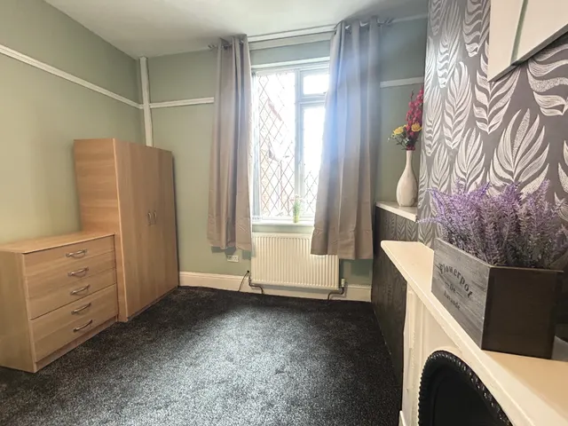 Photo 2 — Room 2, 284 Liverpool Road, M30