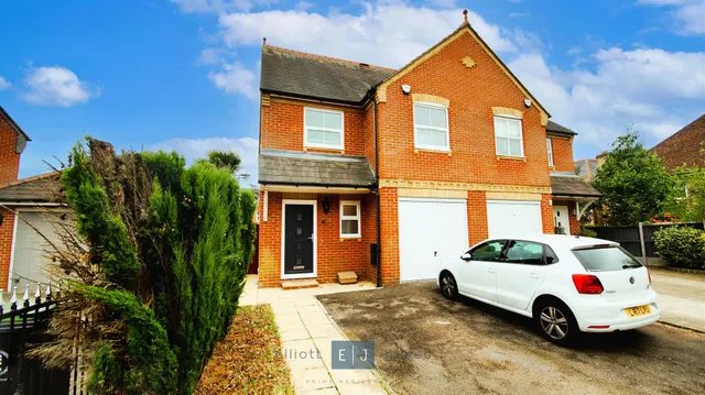 Fallow Fields, Loughton, photo 1