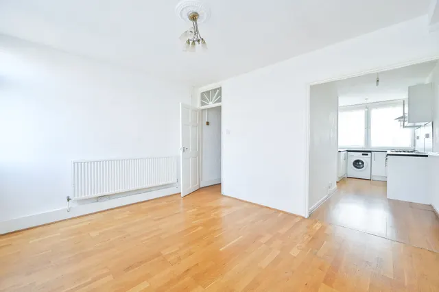 66 Latona Road, London, photo 1