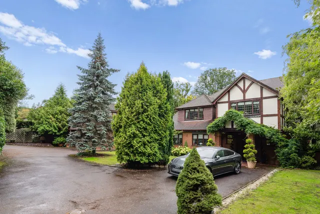 Fairoak Lane, Oxshott, KT22, photo 1