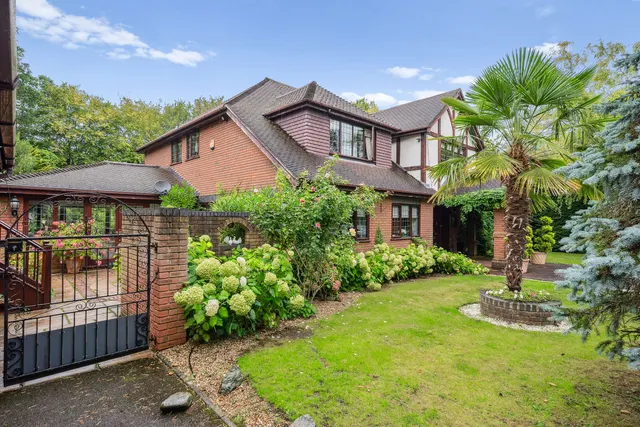 Fairoak Lane, Oxshott, KT22, photo 2