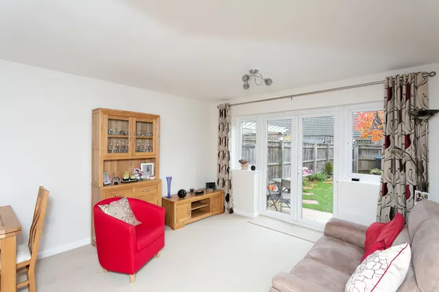 Photo 2 — 16 Summerleas Close, Hemel Hempstead