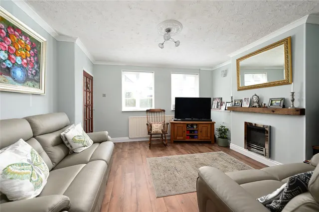 Worple Avenue, Staines, TW18, photo 2