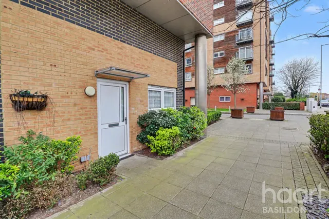 Cherrydown East, Basildon, SS16, photo 1