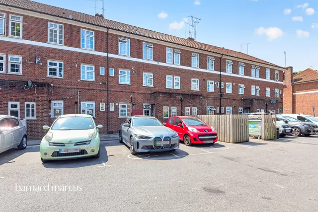 Sheaveshill Court, The Hyde, London, photo 1