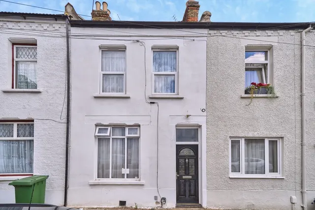 Middle Road, London, E13, photo 1