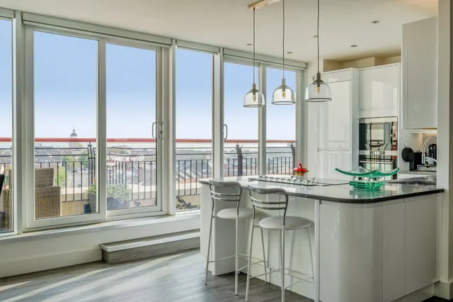 Penthouse Apartment, The Canalside, PO1, photo 1