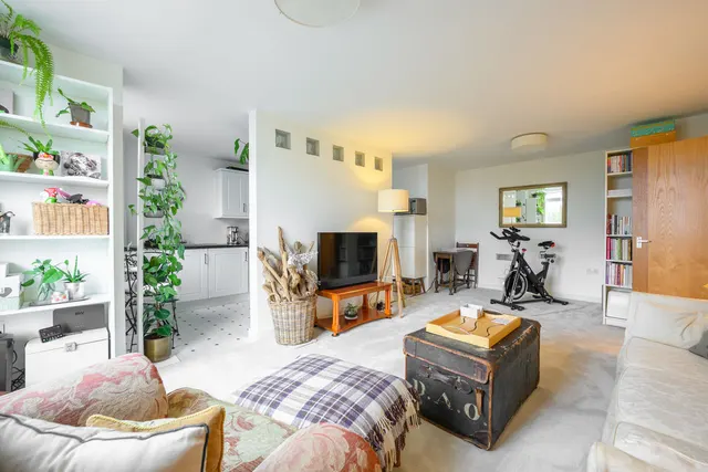Victoria Avenue, West Molesey KT8 1TL, photo 1