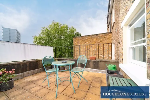 Photo 2 — Sutherland Avenue, Maida Vale W9 2HF