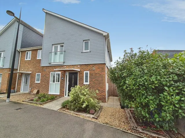 Sunflower Lane, Polegate, BN26, photo 1