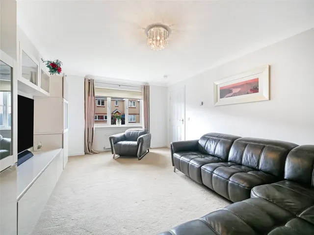 Photo 2 — Woodfoot Quadrant, Parklands, Glasgow City, G53