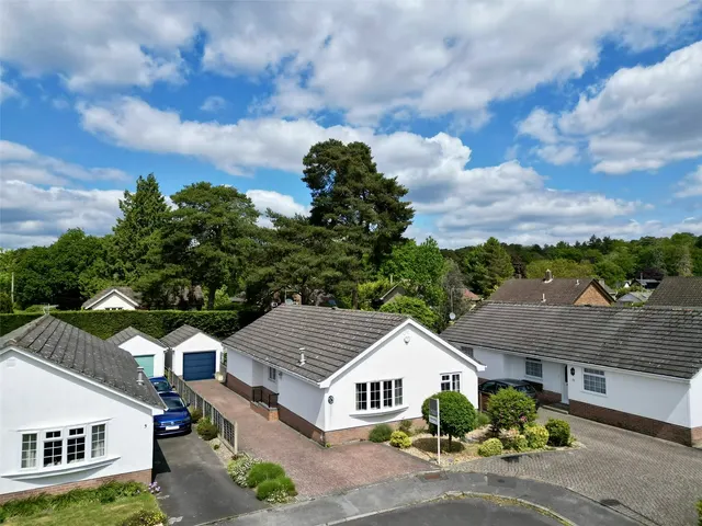 Pineholt Close, St. Ives, Ringwood, Dorset, BH24 2NE, photo 1