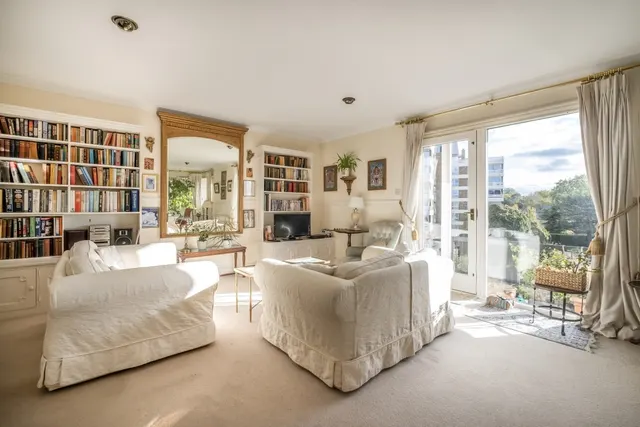 Photo 2 — Warwick Drive London SW15
