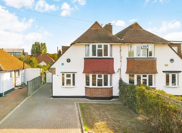 Woodlawn Crescent, Whitton, TW2, photo 1
