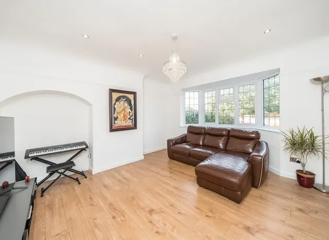 Woodlawn Crescent, Whitton, TW2, photo 2
