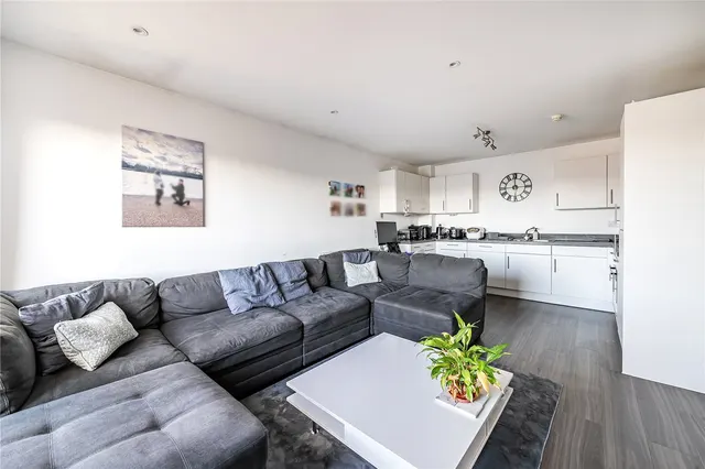 Photo 2 — Falcon Way, Bracknell, Berkshire, RG12 8DQ