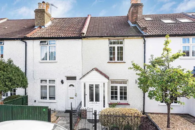Armstrong Road, Englefield Green, TW20, photo 1